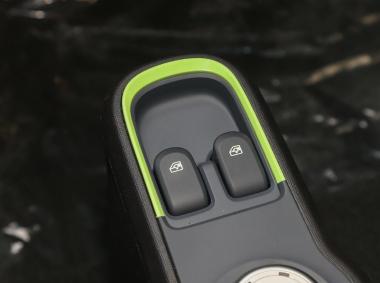 寶駿寶駿E100