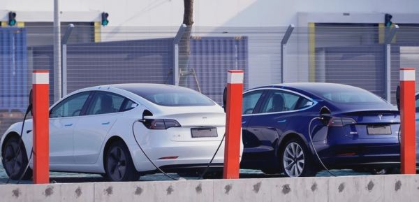 特斯拉上海超級工廠生產的Model 3轎車停放在該工廠外（路透社）