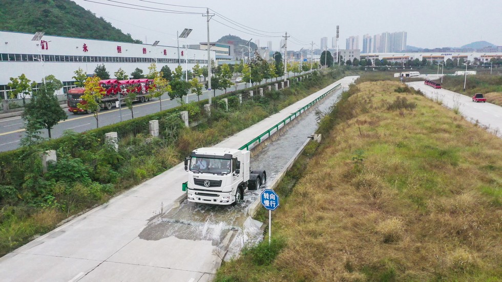 東風(fēng)華神交付首批純電動牽引車