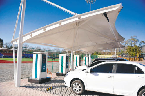 越來越多的電動(dòng)汽車充電站正在建設(shè)中