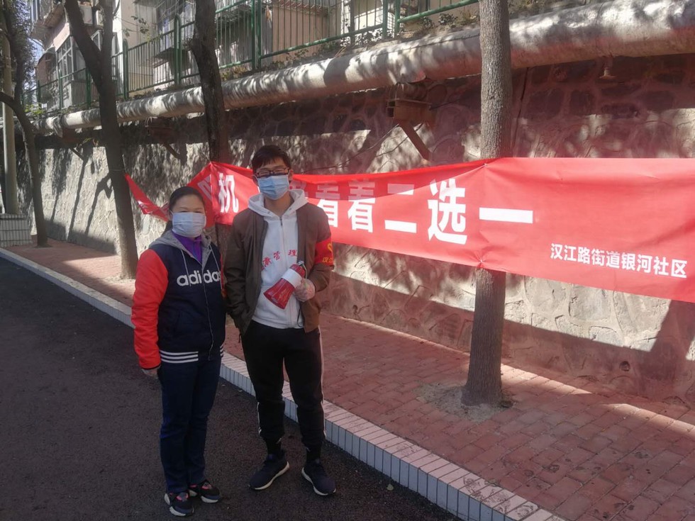 社區戰“疫” 一名黨員一面旗