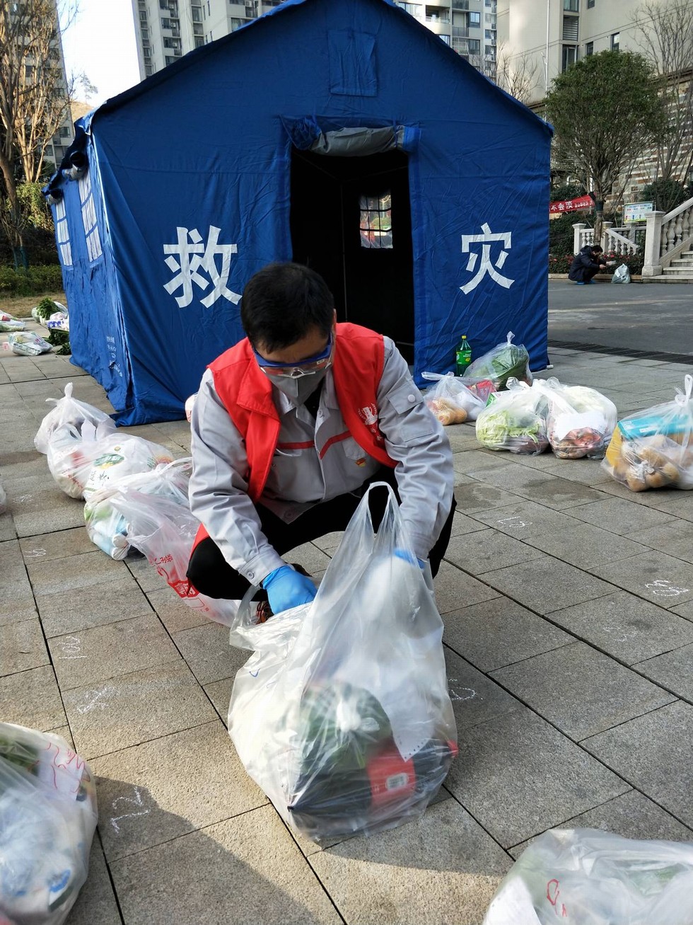 社區戰“疫” 一名黨員一面旗