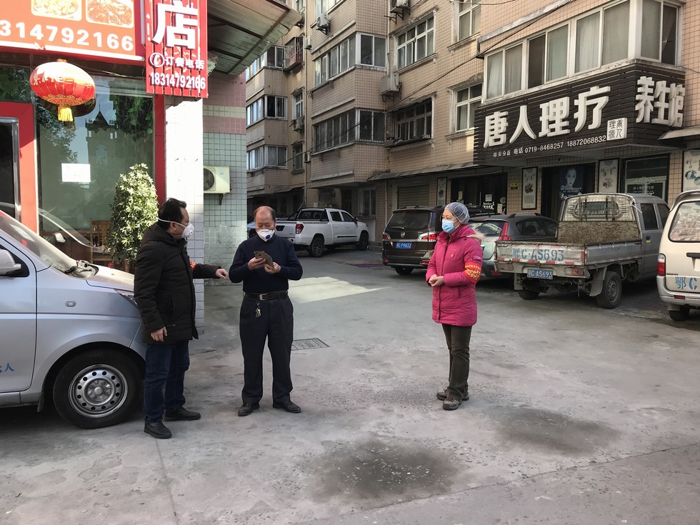 社區戰“疫” 一名黨員一面旗