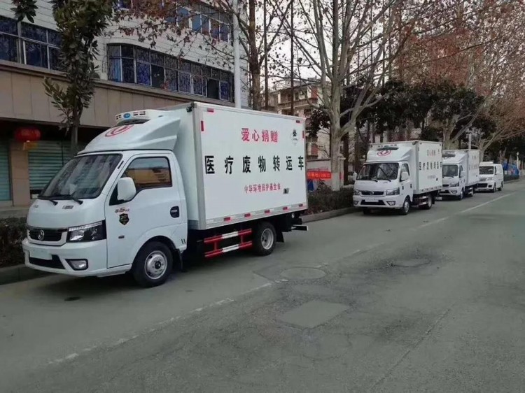 看，路上有逆行的東風“戰車”！