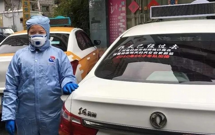看，路上有逆行的東風“戰車”！