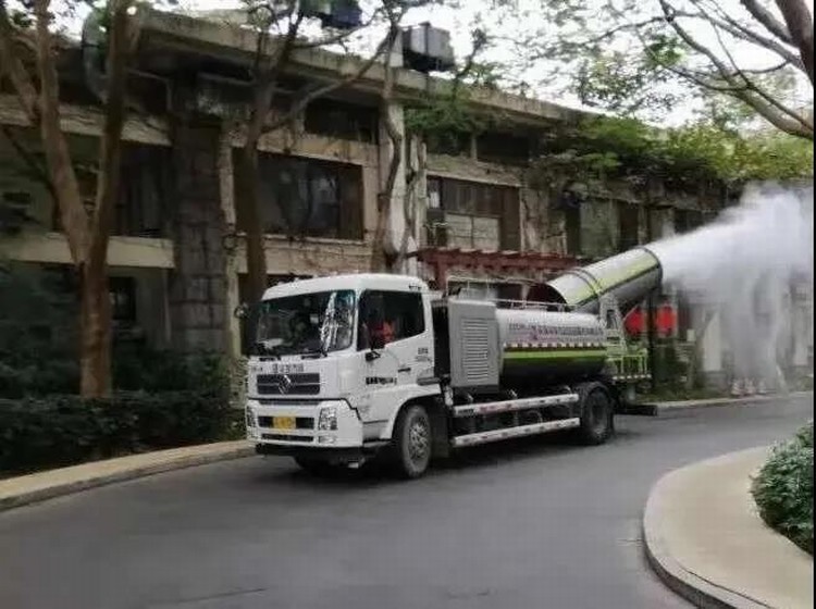 看，路上有逆行的東風“戰車”！