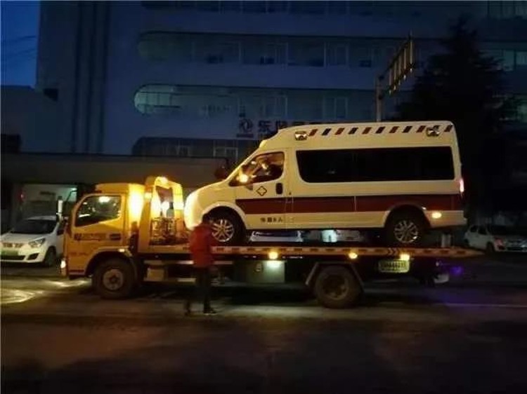 看，路上有逆行的東風“戰車”！