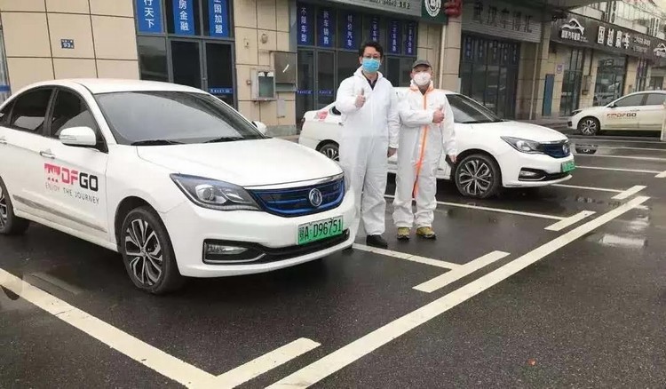 看，路上有逆行的東風“戰車”！
