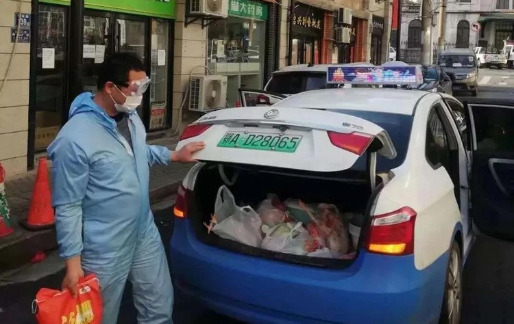 看，路上有逆行的東風“戰車”！