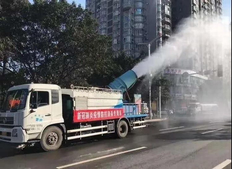 看，路上有逆行的東風“戰車”！