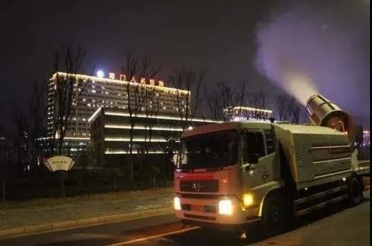 看，路上有逆行的東風“戰車”！