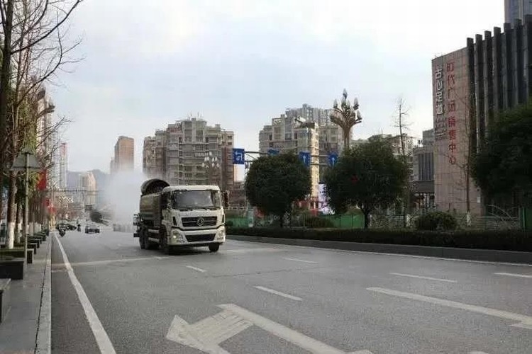 看，路上有逆行的東風“戰車”！