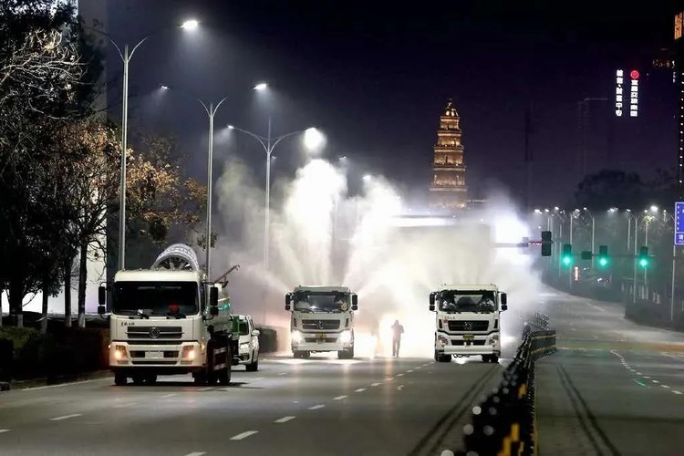看，路上有逆行的東風“戰車”！