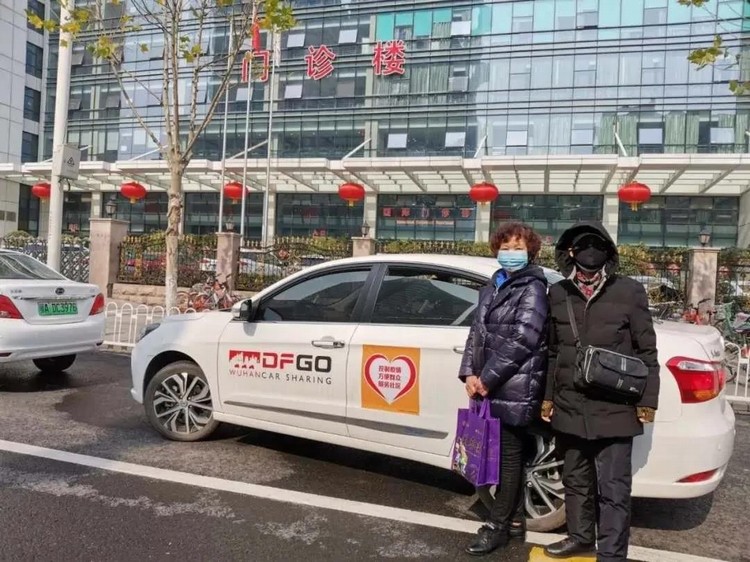 看，路上有逆行的東風“戰車”！