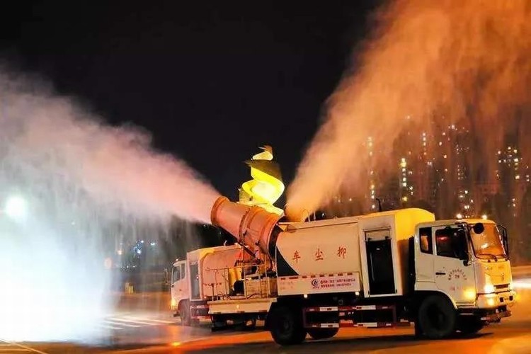 看，路上有逆行的東風“戰車”！