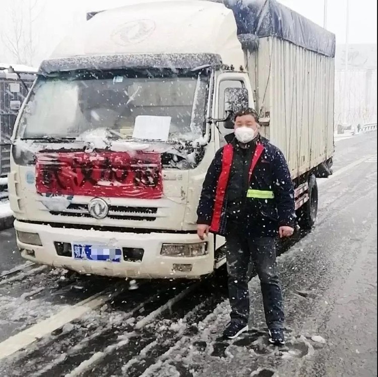 看，路上有逆行的東風“戰車”！