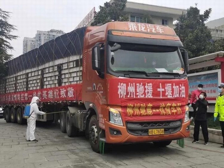 看，路上有逆行的東風“戰車”！