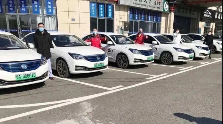 看，路上有逆行的東風“戰車”！