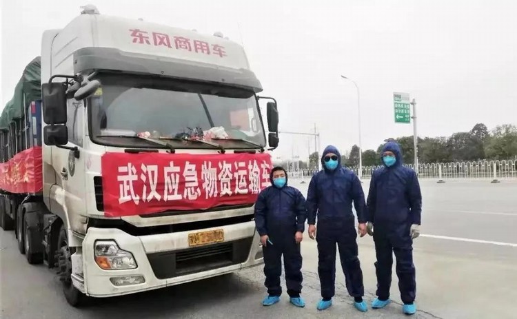 看，路上有逆行的東風“戰車”！