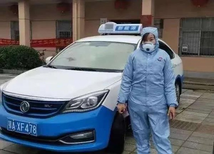 看，路上有逆行的東風“戰車”！