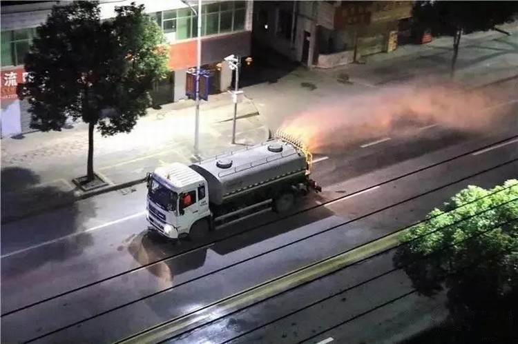 看，路上有逆行的東風“戰車”！