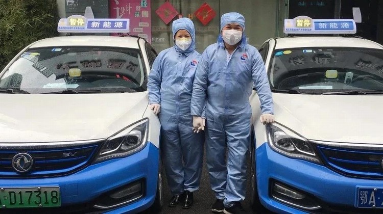 看，路上有逆行的東風“戰車”！