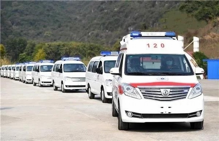 看，路上有逆行的東風“戰車”！