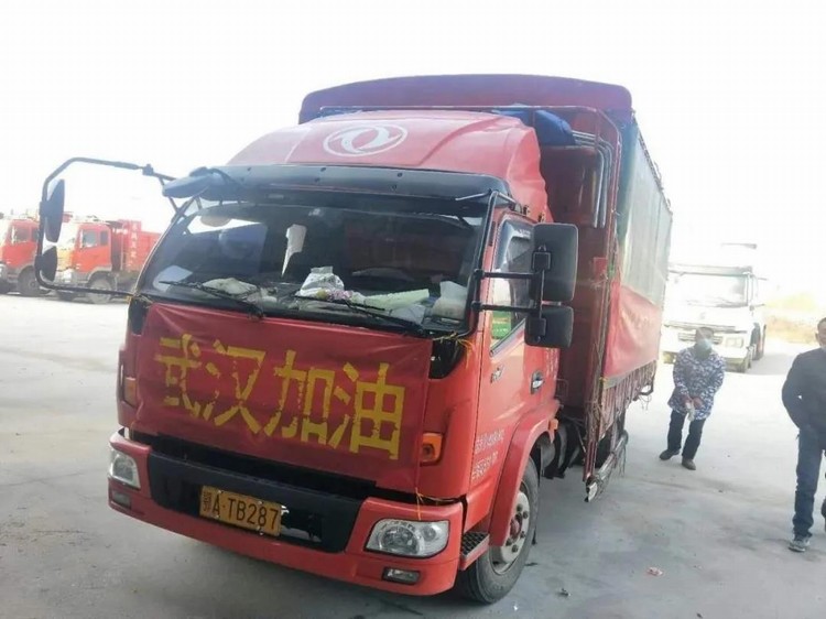 看，路上有逆行的東風“戰車”！