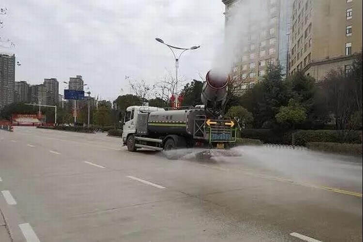 看，路上有逆行的東風“戰車”！