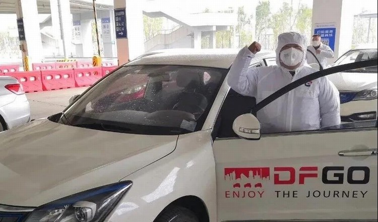 看，路上有逆行的東風“戰車”！