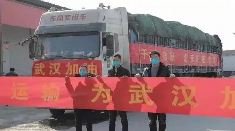 看，路上有逆行的東風“戰車”！
