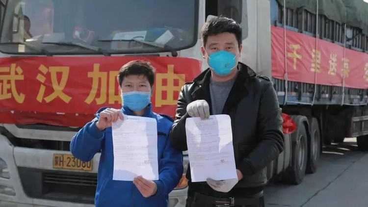 看，路上有逆行的東風“戰車”！