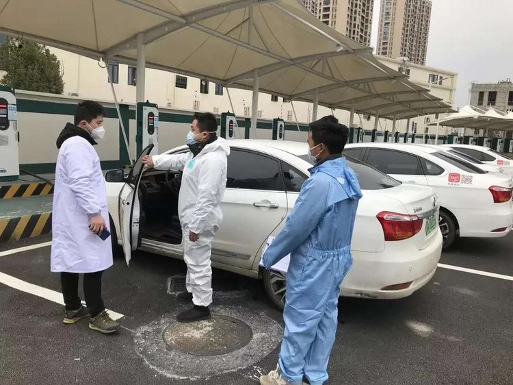 看，路上有逆行的東風“戰車”！