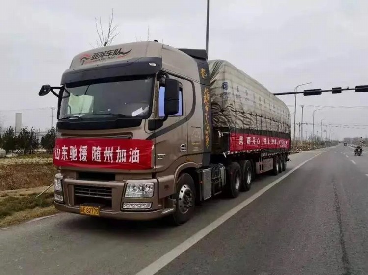 看，路上有逆行的東風“戰車”！