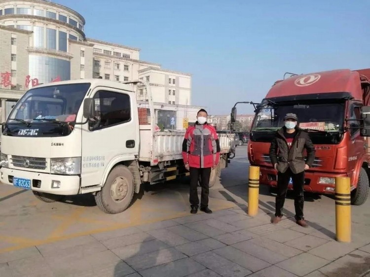 看，路上有逆行的東風“戰車”！