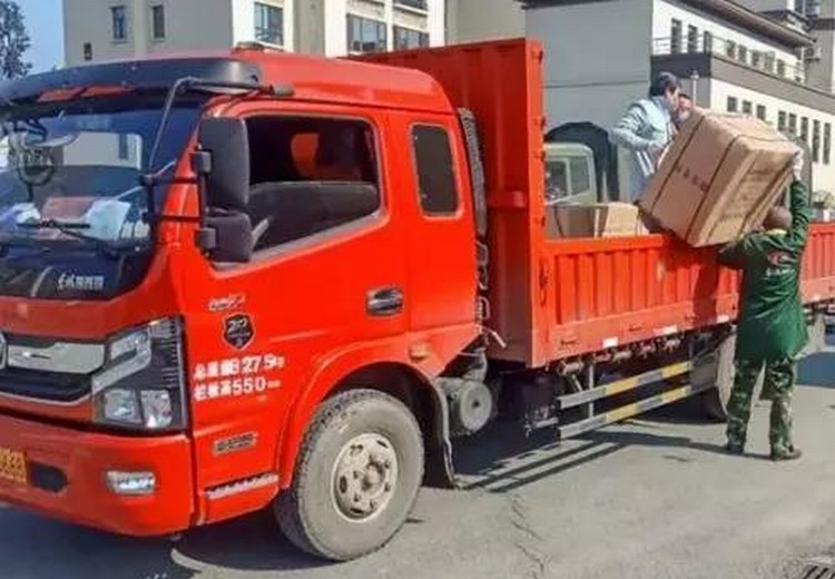 看，路上有逆行的東風“戰車”！