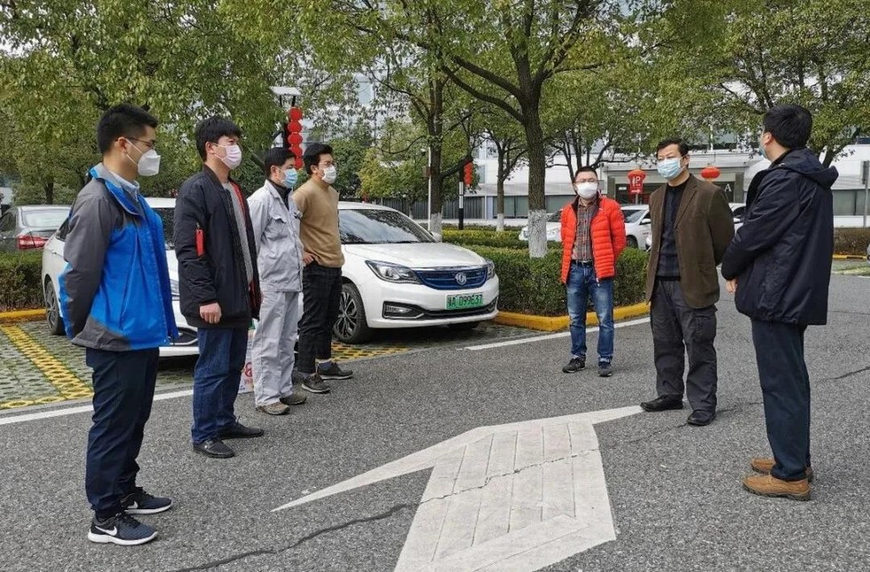 竺延風慰問東風公司疫情防控青年黨員服務隊