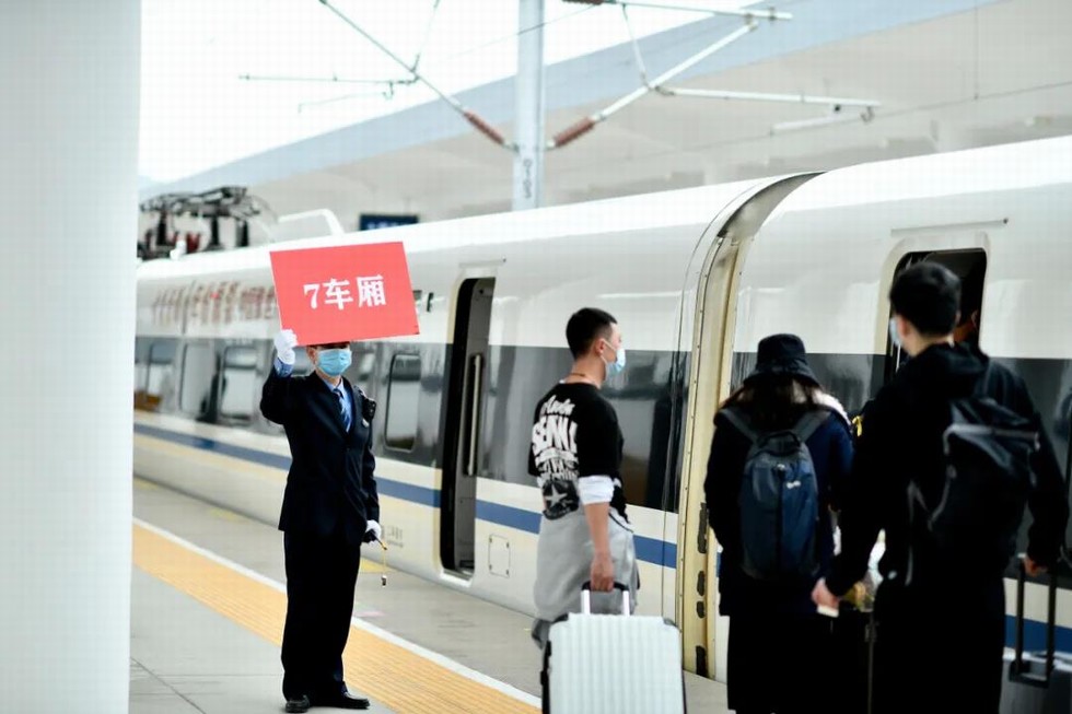 武漢首趟返崗復工專列接東風人“回家”