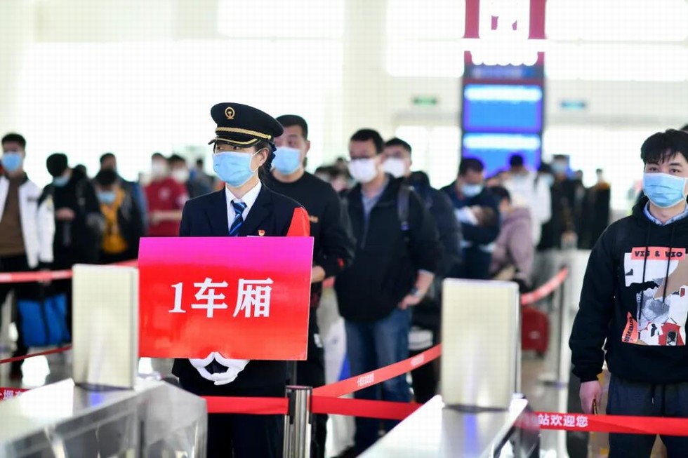 武漢首趟返崗復工專列接東風人“回家”