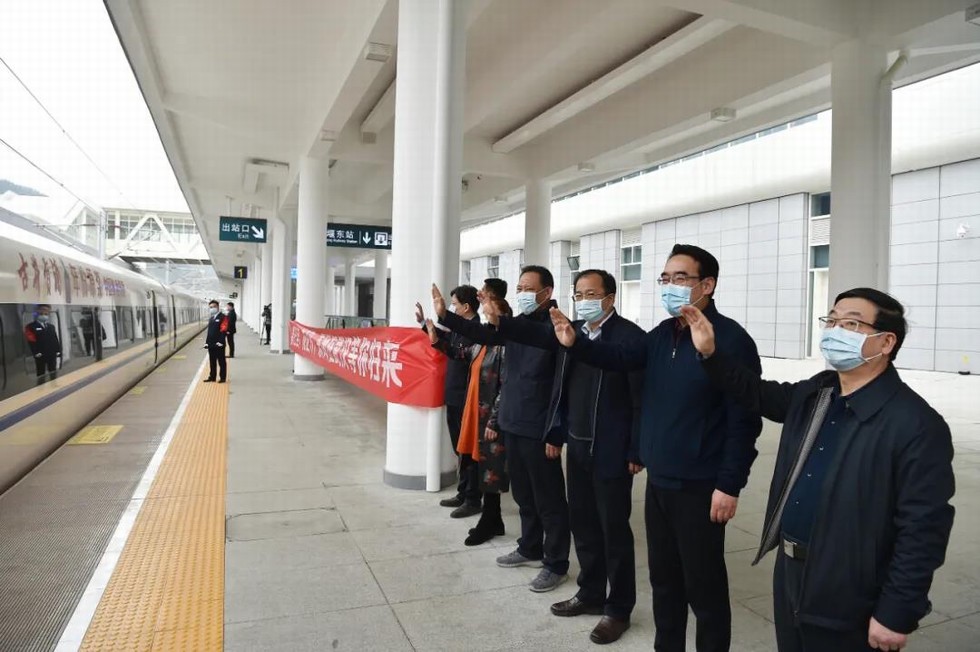 武漢首趟返崗復工專列接東風人“回家”