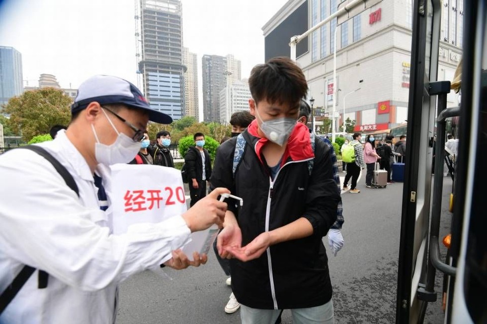 武漢首趟返崗復工專列接東風人“回家”