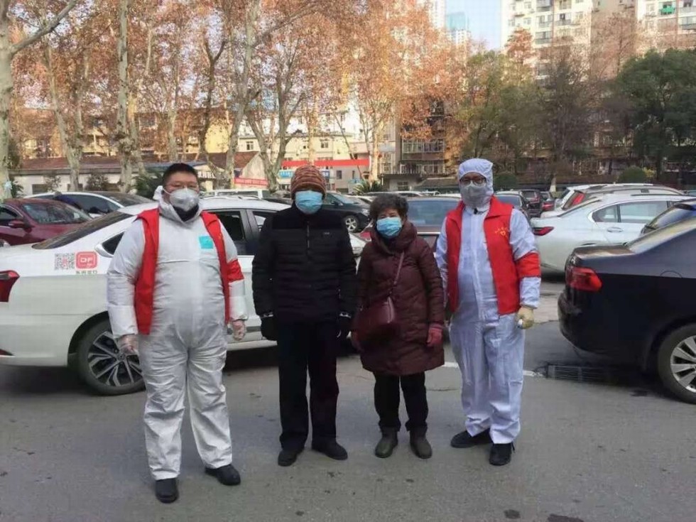 一抹“志愿紅” 溫暖戰(zhàn)疫路-東風(fēng)志愿者積極參與疫情防控綜述