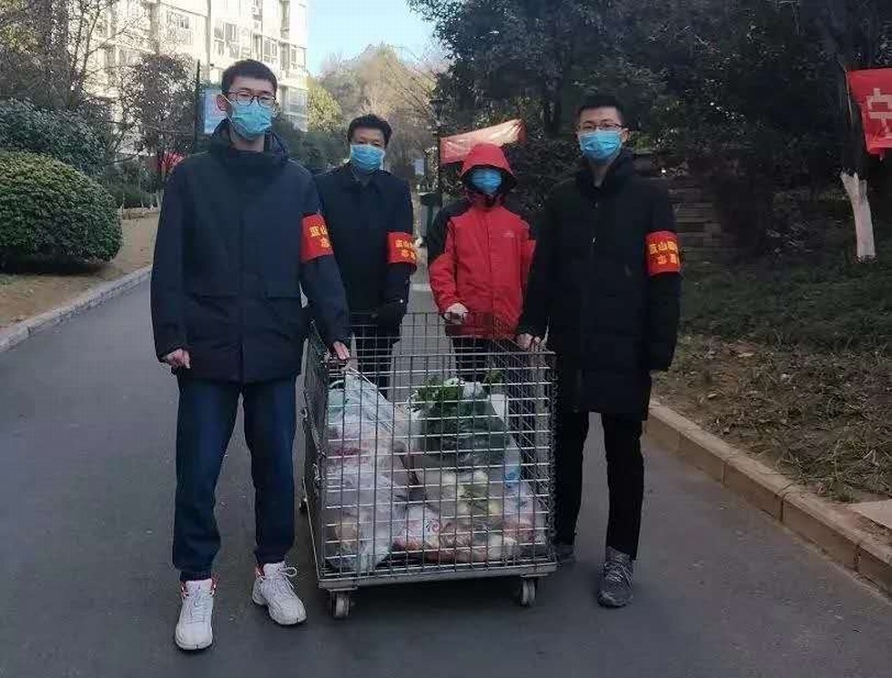 一抹“志愿紅” 溫暖戰(zhàn)疫路-東風(fēng)志愿者積極參與疫情防控綜述