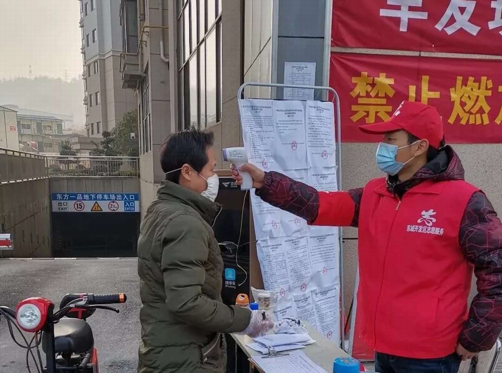 一抹“志愿紅” 溫暖戰(zhàn)疫路-東風(fēng)志愿者積極參與疫情防控綜述