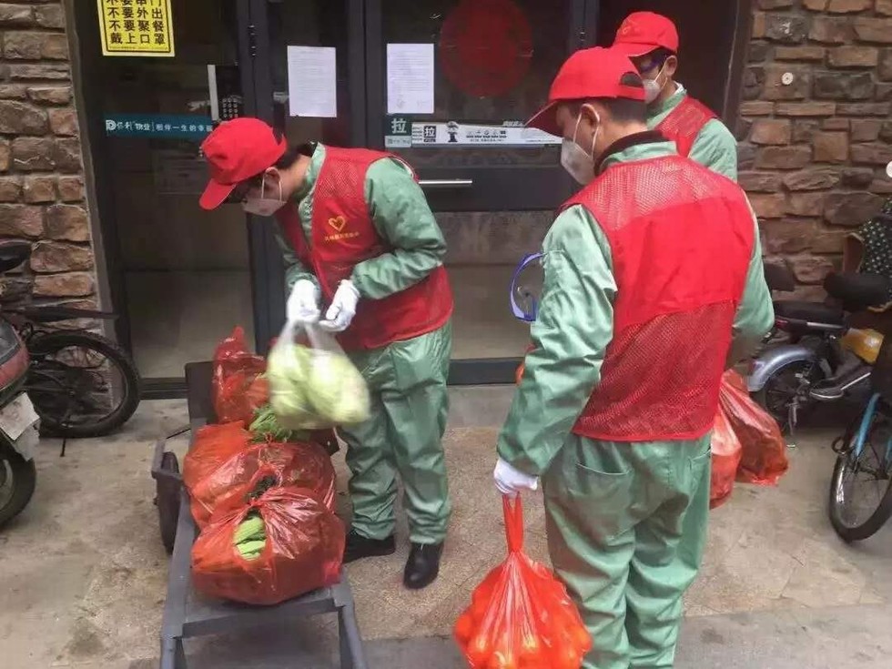 一抹“志愿紅” 溫暖戰(zhàn)疫路-東風(fēng)志愿者積極參與疫情防控綜述