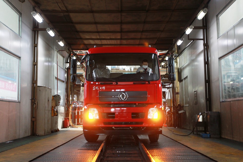 首批東風(fēng)天錦防疫車輛底盤下線