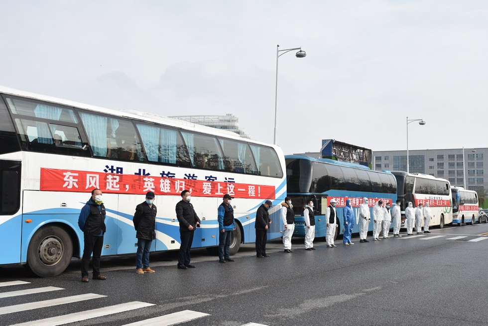 東風(fēng)公司“點對點”包車送滯漢員工離漢返崗