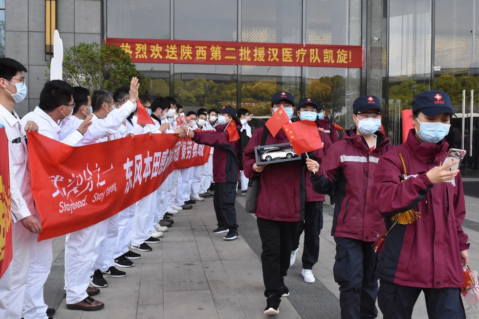 漫天凱旋豪情 十里東風相送