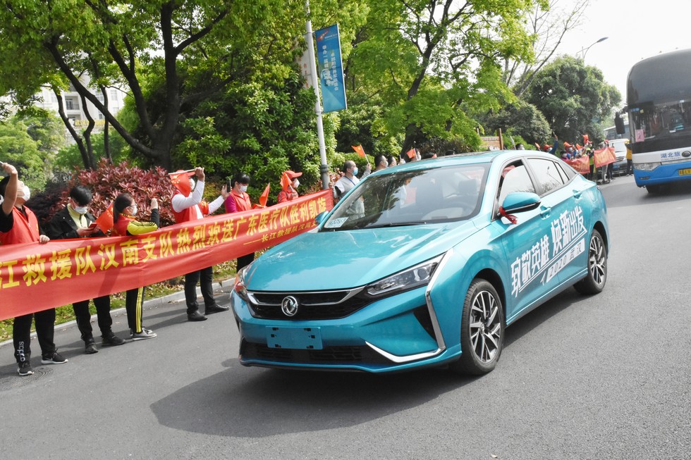 東風乘用車公司志愿者歡送廣東醫療服務隊離漢