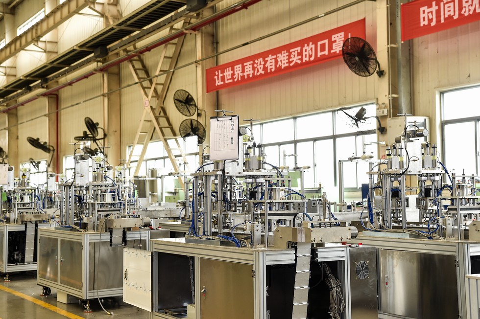 東風設備首批10臺口罩機成功下線